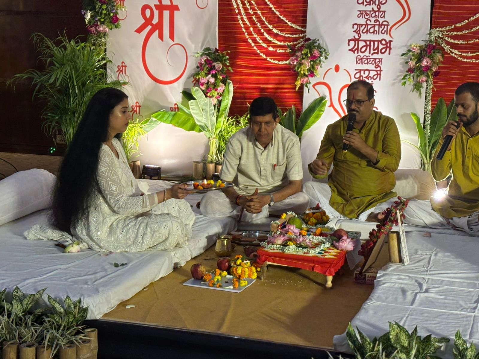 সামাজিক মাধ্যমের ইঙ্গিত: দু’জন একসঙ্গে একটি ছবি পোস্ট করেছিলেন সামাজিক মাধ্যমে। আর তাতেই জল্পনা ছড়ায়— নিশ্চয়ই কিছু আসছে সামনে!
